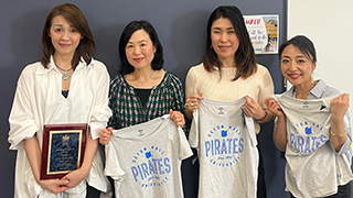Celebrators of Japan Week meet with Makiko Ai and hold shirts with the word 